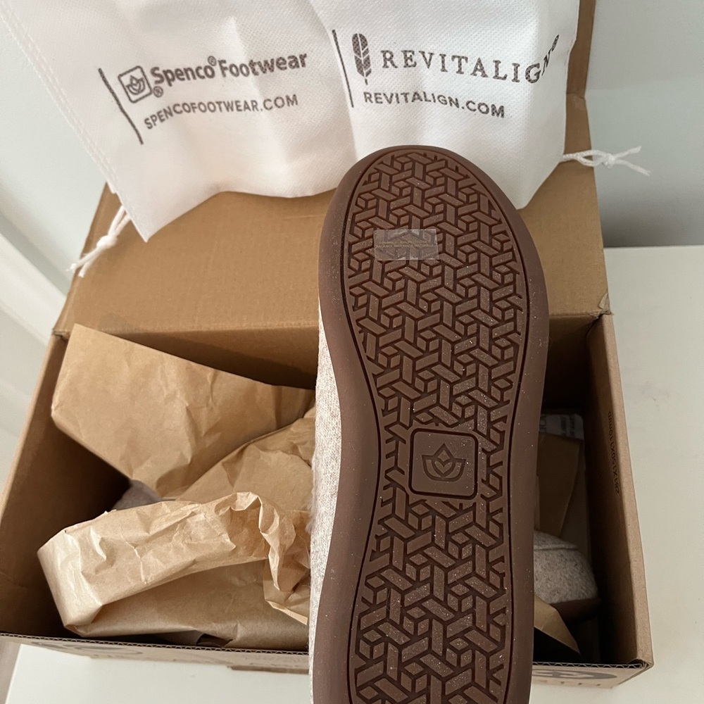 Spenco orthotics slippers. Oatmeal color with dark tan soles. Size 7 1/2 medium. - Picture 9 of 14